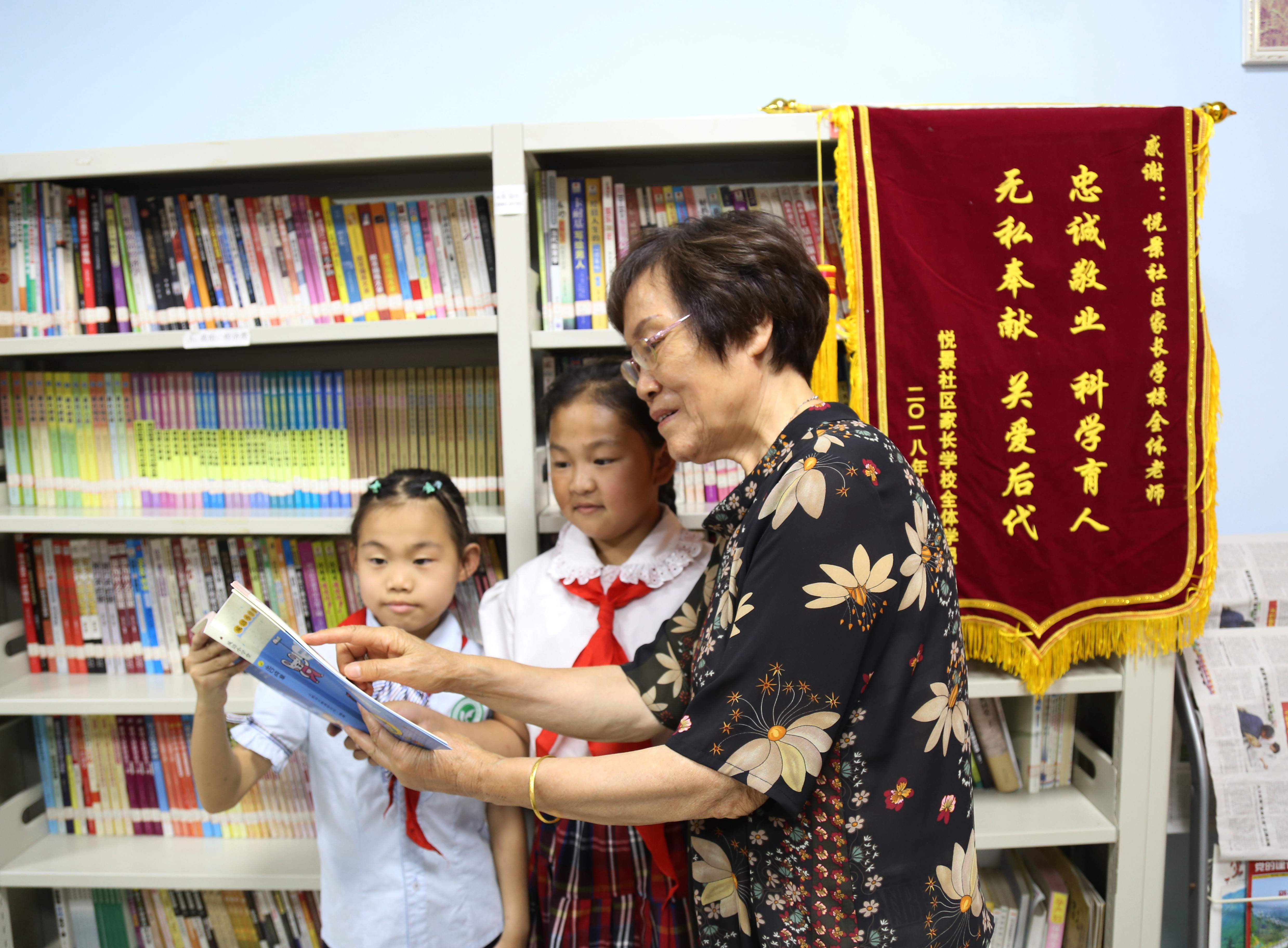 攝影類—省關愛明天十佳五老李元英給孩子們講成語故事）.JPG