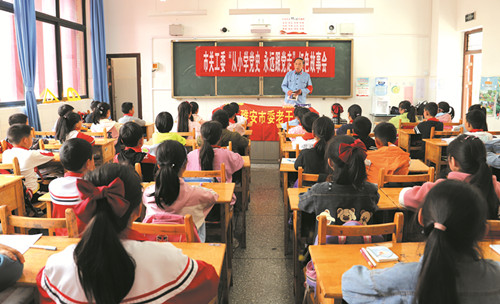 五老牟紹華身著紅軍軍裝走進校園開展“黨史微課”活動.png