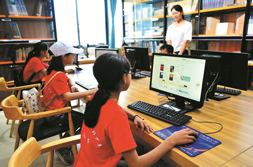 在楊柳河青少年活動中心，志愿者指導學生正確使用電腦.png