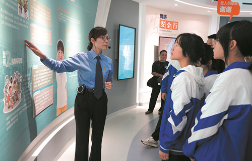在“若水藍天”法治教育基地，檢察官為學生們生動解析法律知識.png