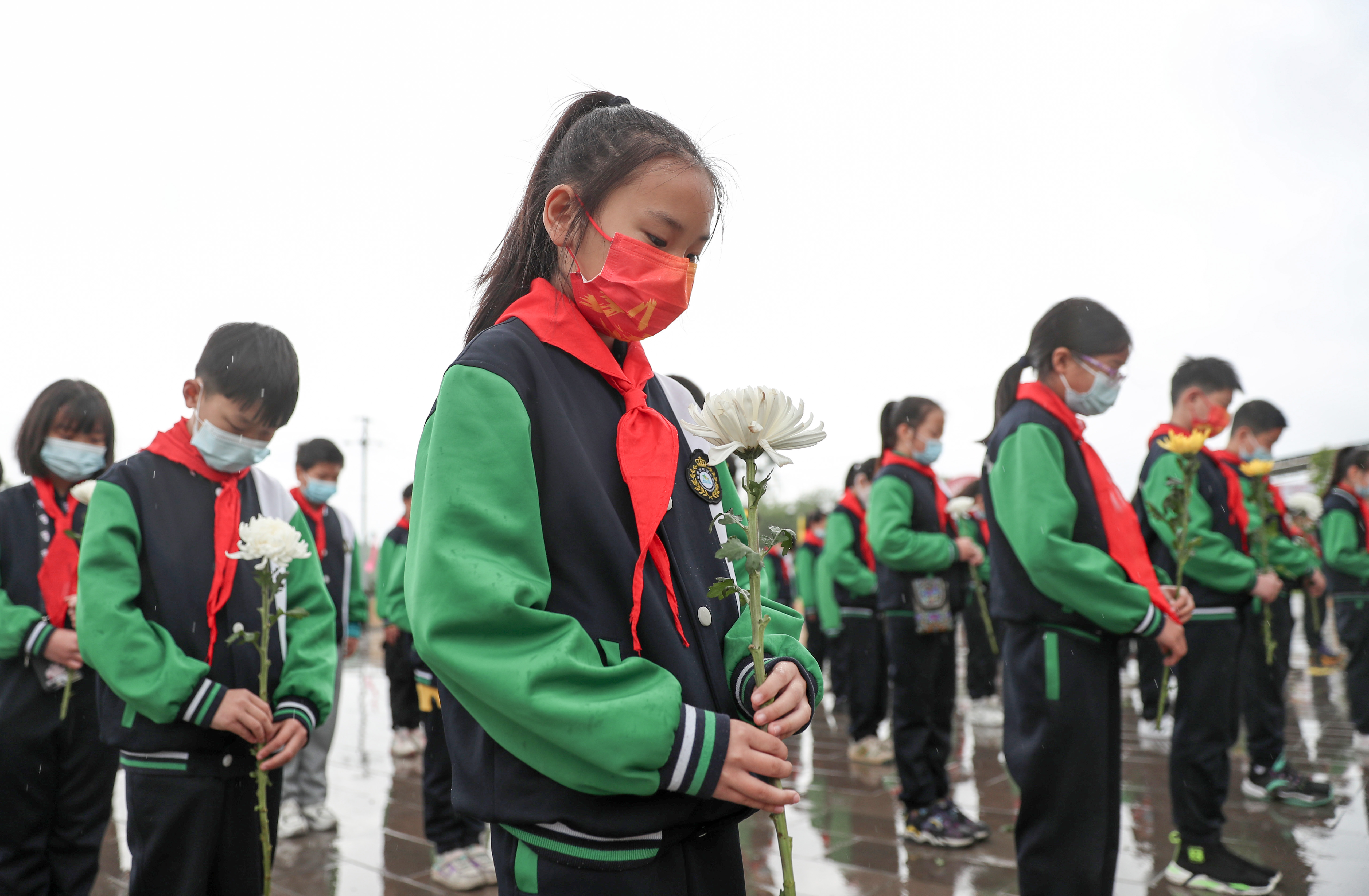2022年3月31日華鎣市雙河小學(xué)學(xué)生在紅巖廣場開展清明祭英烈.jpg