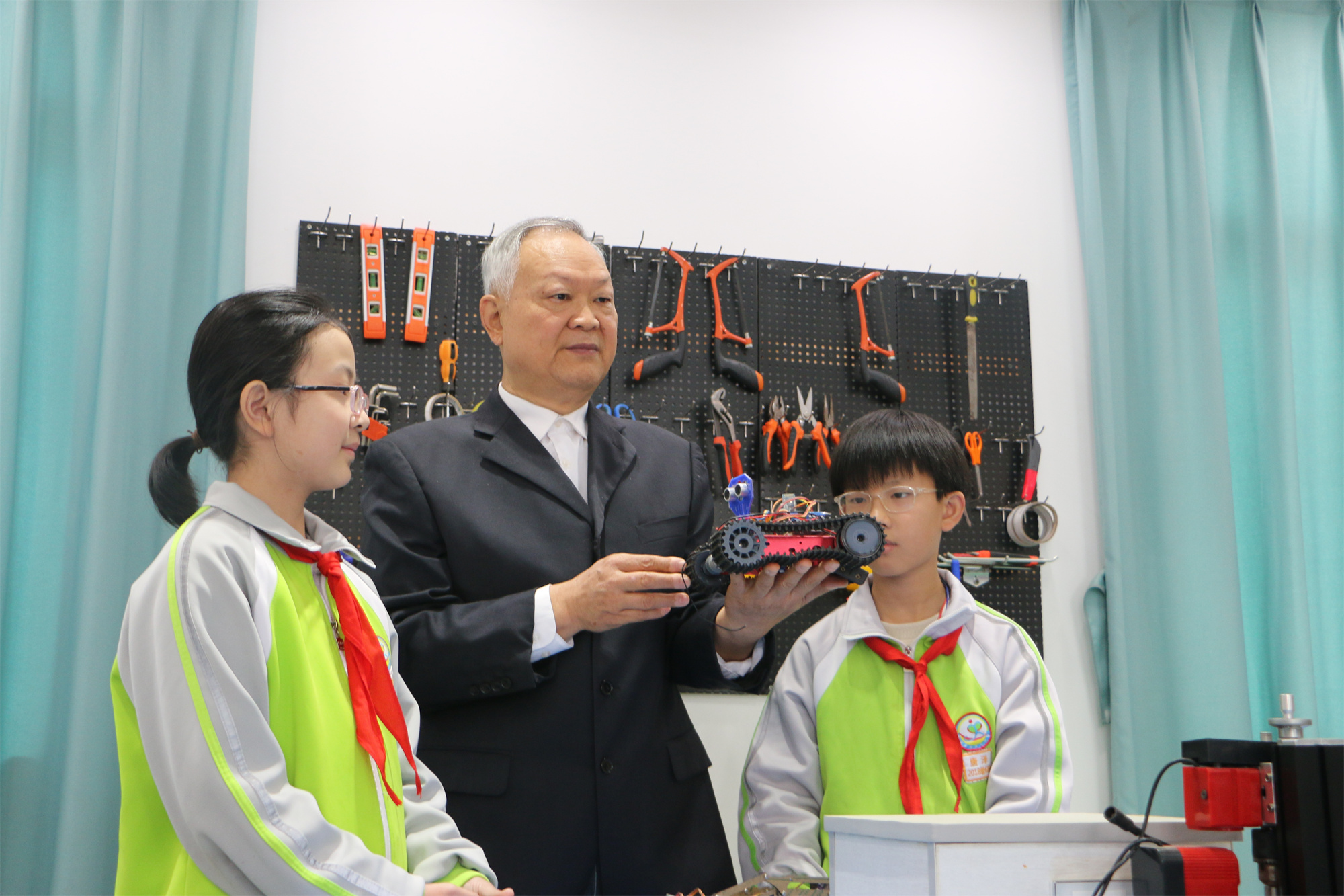14唐順德1 23年4月9日。樂至縣城西小學(xué)校，給學(xué)校留守兒童上創(chuàng)客教育課 （機(jī)器人程序編程）。拍攝彭智慧.jpg