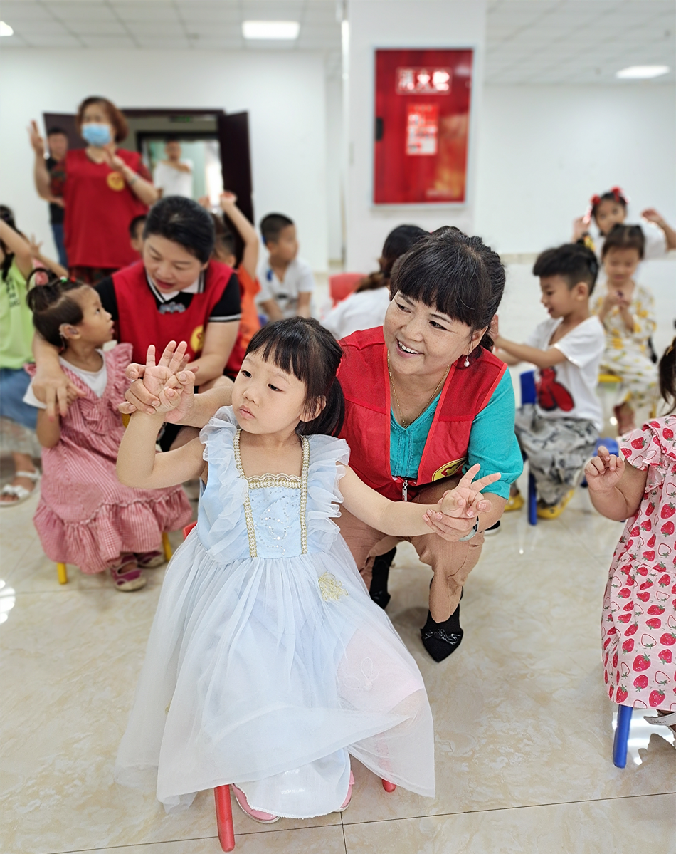 4叢蘭2021年9月30日 每月去宜賓愛心聾耳語訓(xùn)學(xué)校與學(xué)生們過集體生日會拍攝者：鄧明川.png