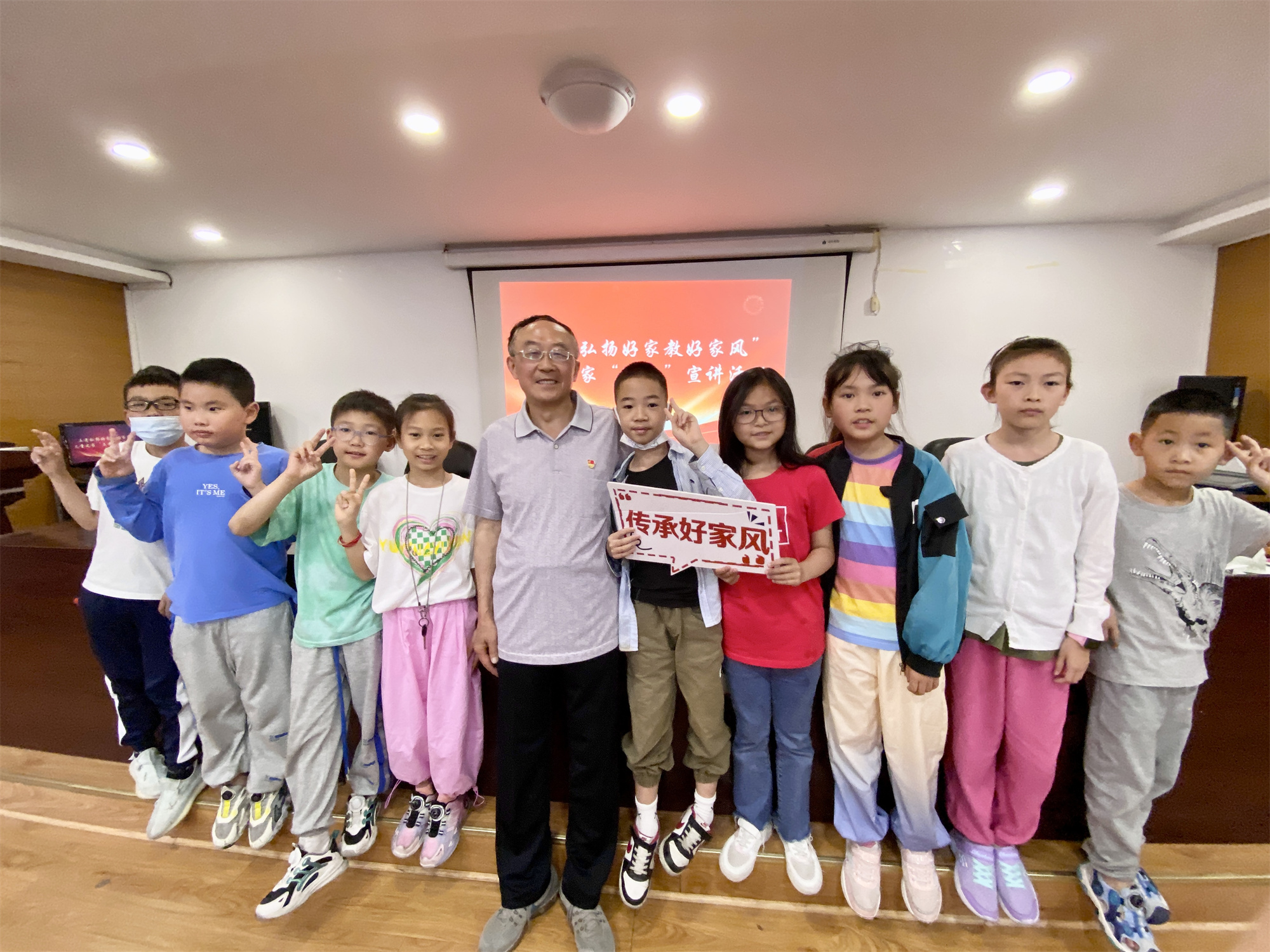 1李尚志 2023年5月7日下午，肖家河街道永豐社區(qū)假日學(xué)校，對80多名小朋友和家長進(jìn)行“弘揚好家教好家風(fēng)”暨《家庭教育促進(jìn)法》宣講。攝影者唐燕朋.jpg