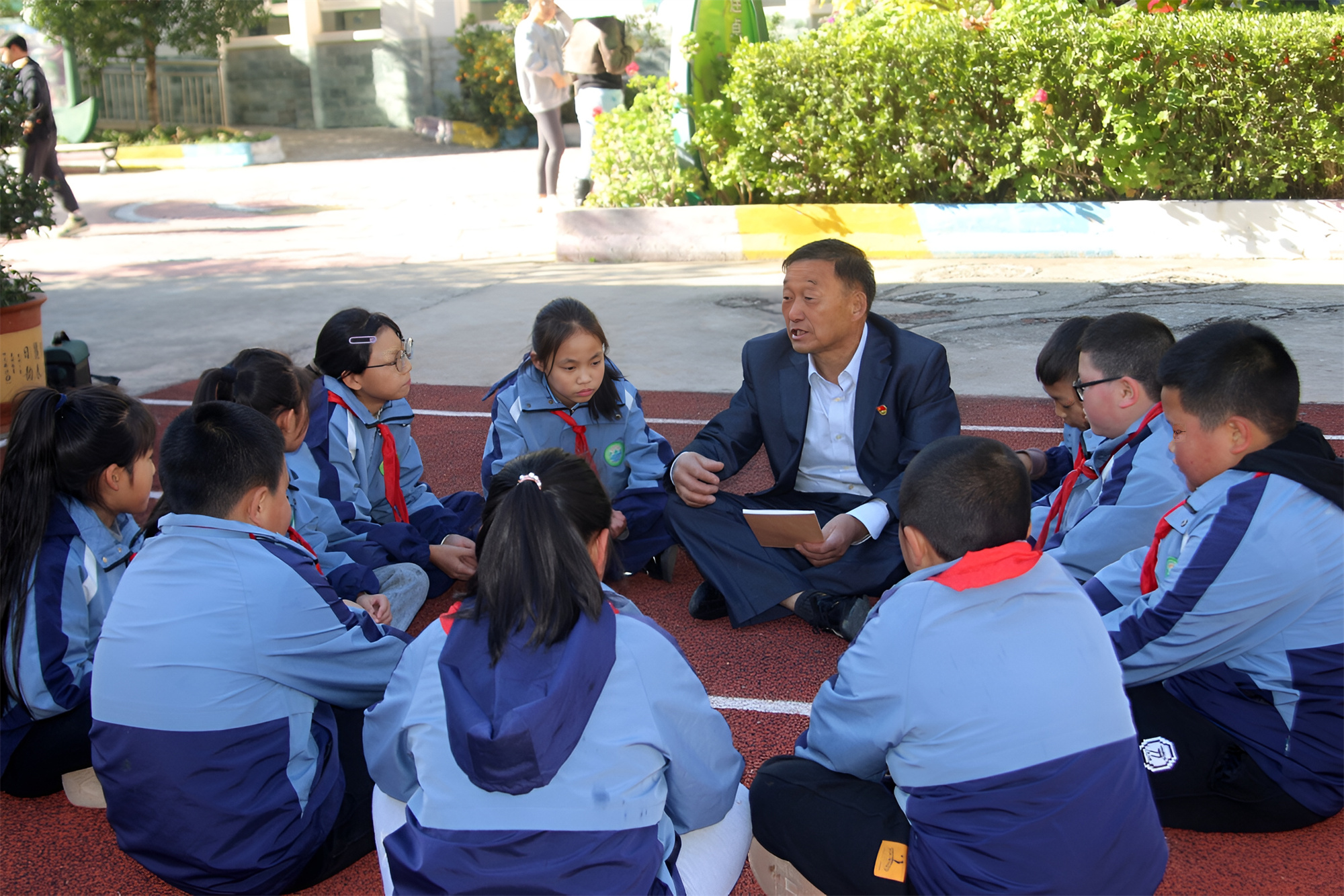 10費(fèi)品安 2023年9月15日（星期五），地點(diǎn)：康定市瓦斯小學(xué)，人物：“五老”宣講員費(fèi)安品丶瓦斯小學(xué)五年級(jí)學(xué)生，講紅色故事《紅軍長征在康定：紅軍在康定境內(nèi)的主要戰(zhàn)斗片斷攻打抗州守軍，（學(xué)校對(duì)面抗州村）。攝影師：姑咱鎮(zhèn)新源科技李大勇。.jpg